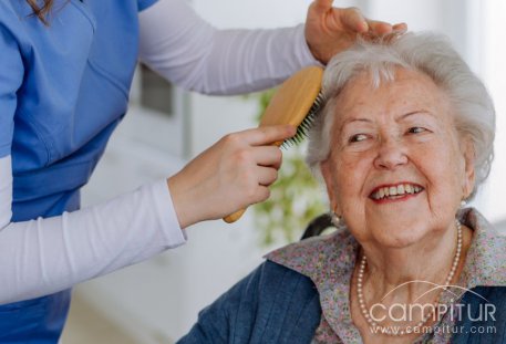 Casas de Reina activa servicios de peluquería y podología